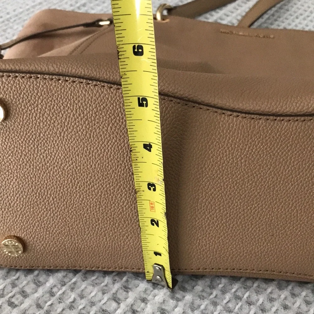 (SOLD). Michael MICHAEL KORS Handbag - Picture 14 of 15